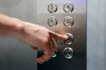 Россиянин пытался похитить девочку из лифта