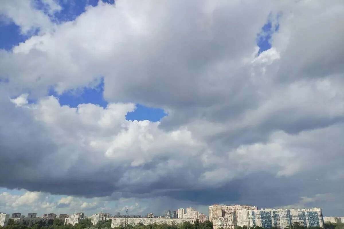 Петербуржцев ждут неустойчивые прояснения и небольшие дожди 13 октября