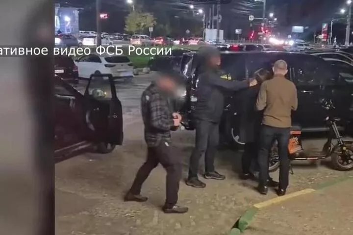 В Чебоксарах задержали курьера мошенников при передаче 2,7 млн рублей