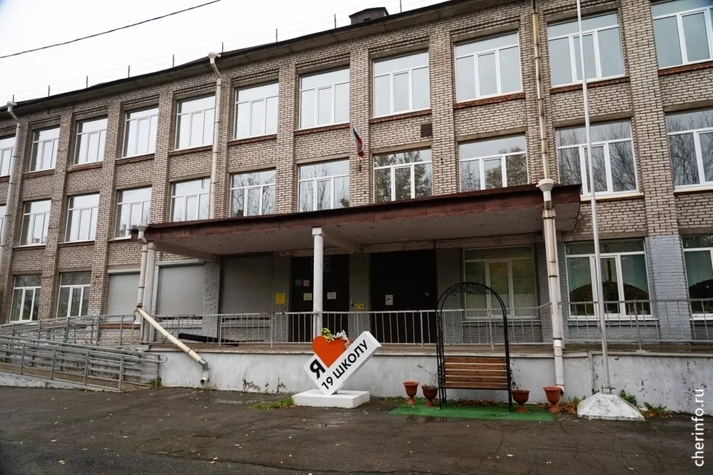 В школе №19 Череповца дополнительно отремонтируют фойе и крыльцо