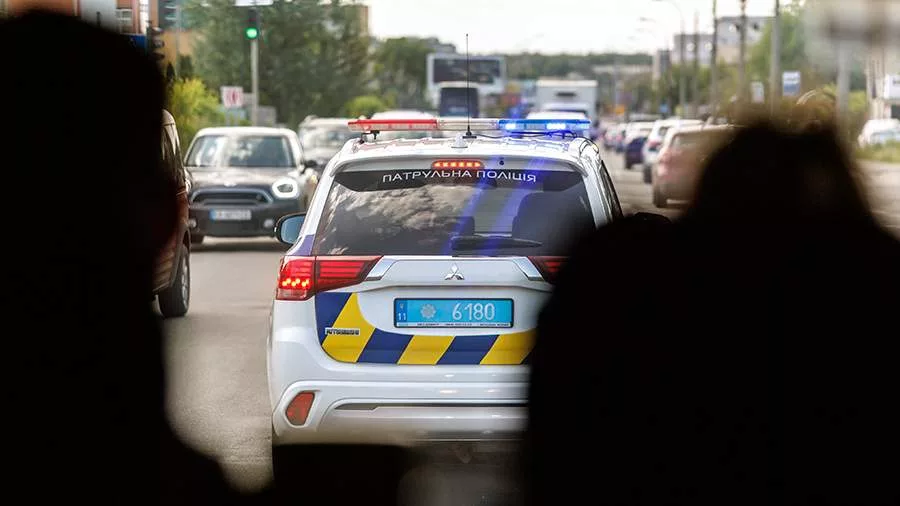 На Украине сотрудник полиции толкнул курьера под автомобиль во время мобилизации