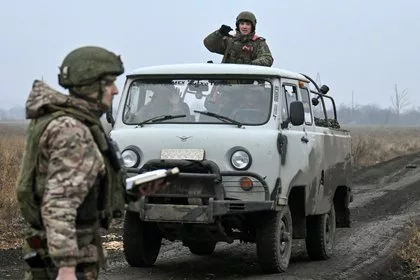 Российскую «Буханку» превратили в эвакуатор для подбитой техники