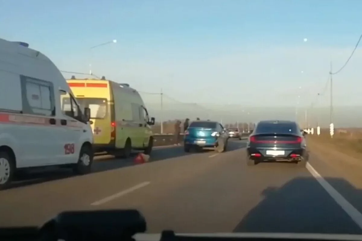 Бригада скорой работает на месте массового ДТП рядом с Новомосковском