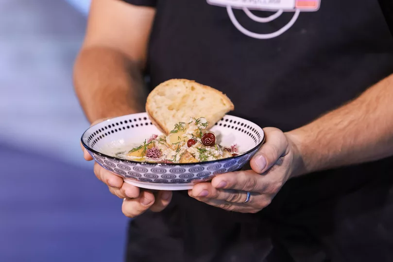 Шеф-повар из Мурманска познакомил детей со вкусом арктической кухни на детском фестивале