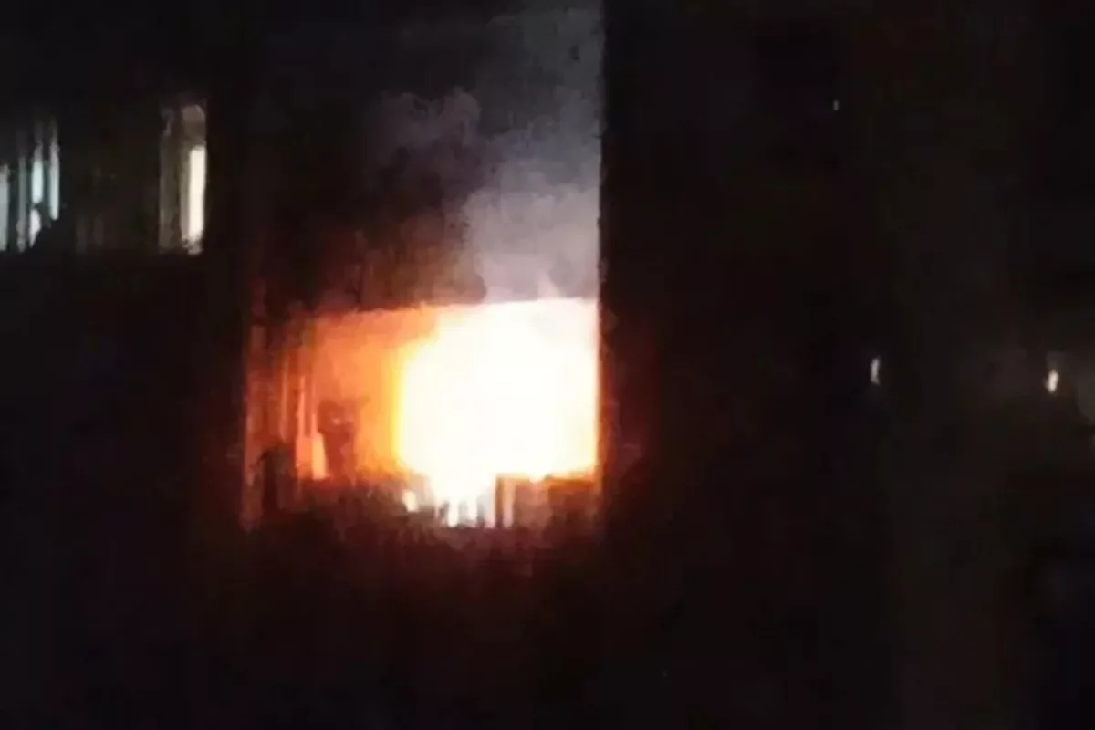 В Волгодонске пожарные прибыли к загоревшемуся балкону жилого дома