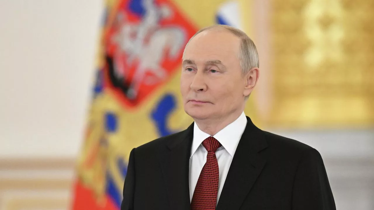 Путин принял участие в церемонии вручения знамени ФТС России