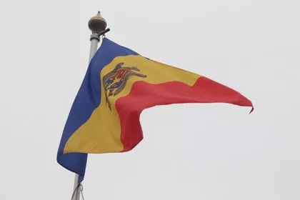 В постсоветской стране повредили мемориальный знак у Дома офицеров
