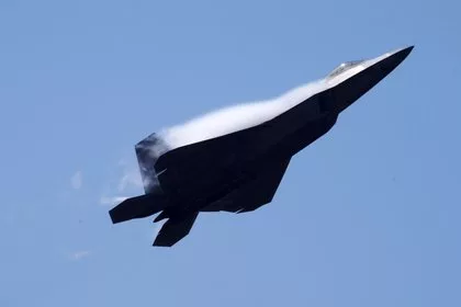 F-22 впервые поуправлял FQ-44