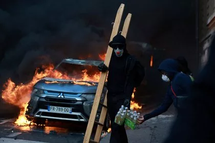 Россиянка описала погромы в Париже словами «полнейший беспредел»