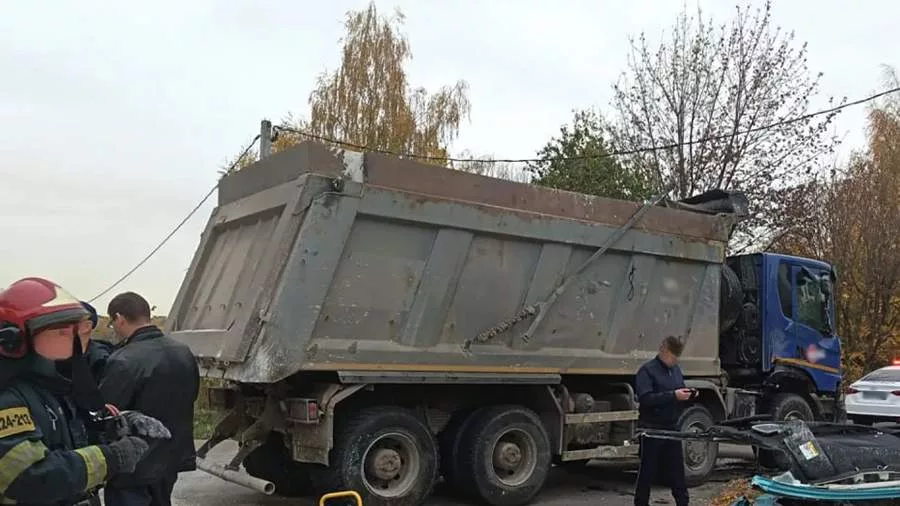 В Подмосковье самосвал раздавил машину с женщиной и ребенком внутри