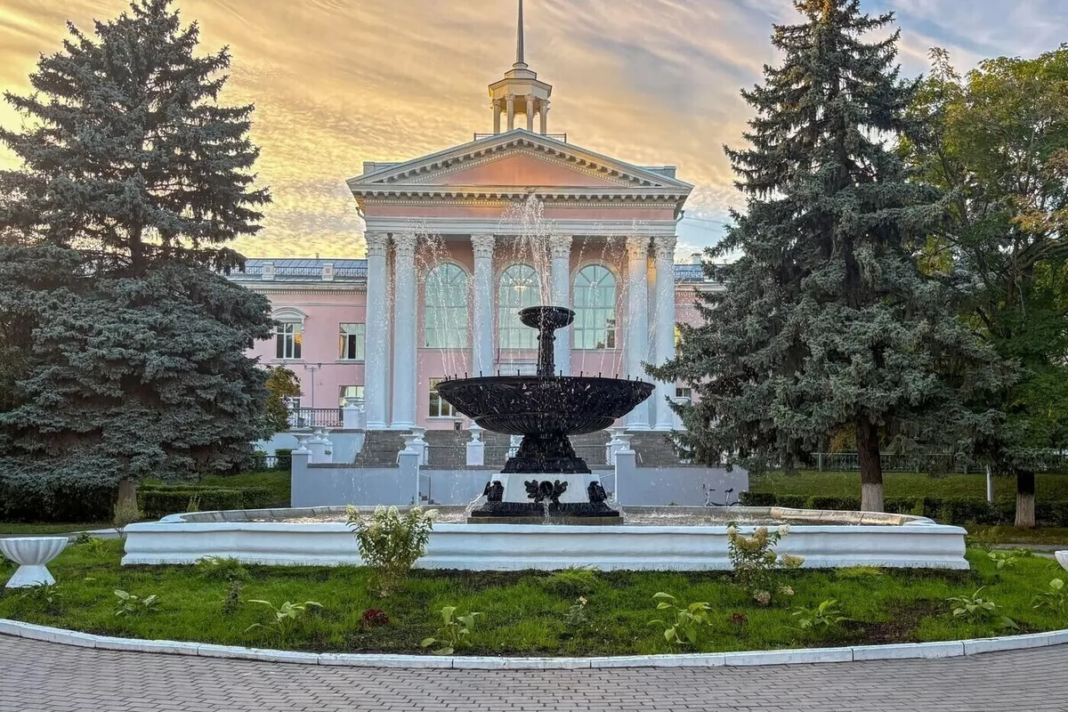 У Дворца Первых в Рязани высадят ели и декоративные яблони