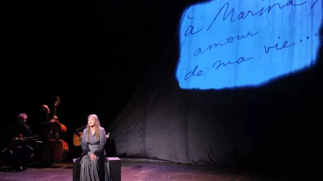 Французская актриса Марина Влади в сцене из моноспектакля «Владимир, или Прерванный полет» режиссера Жана-Люка Тардье .05.02.2009в Центре им. Мейерхольда