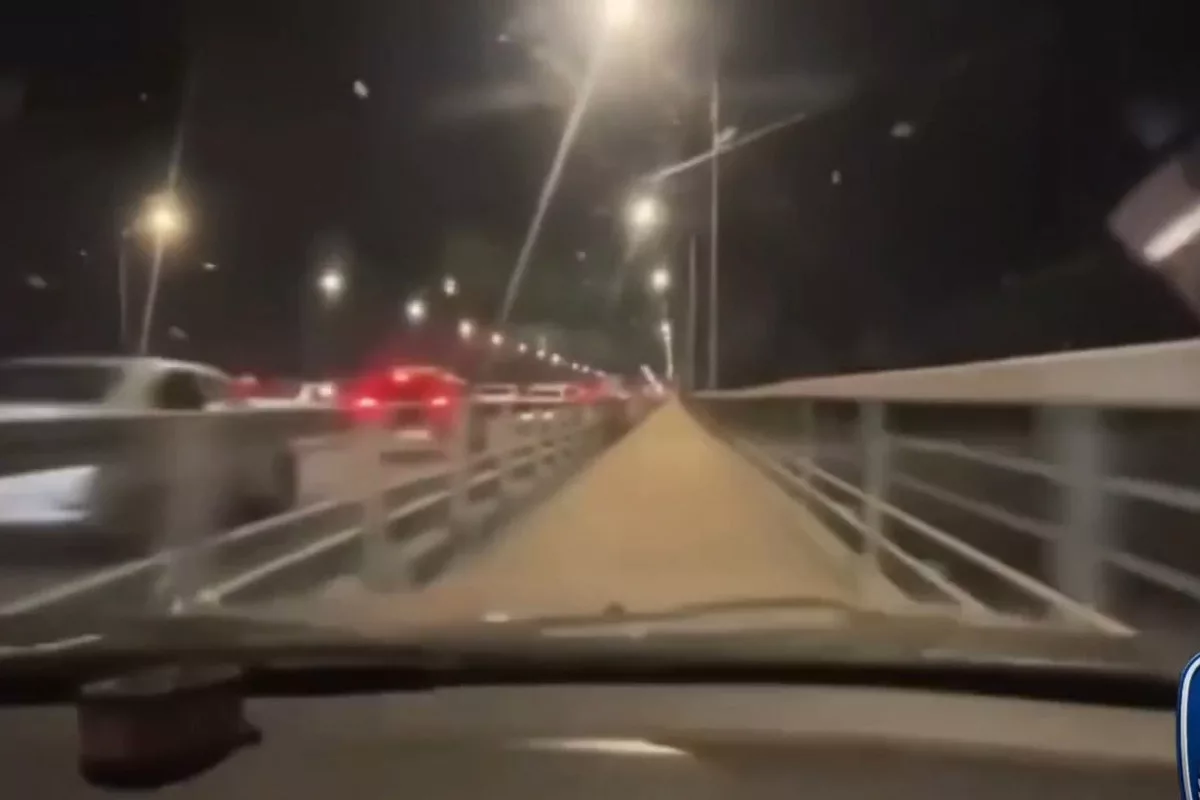 Водитель в Петербурге проложил маршрут в обход пробки прямо по тротуару
