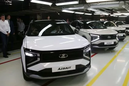 Глава «Ростеха» и автоэксперт обсудили цену нового кроссовера «АвтоВАЗа»