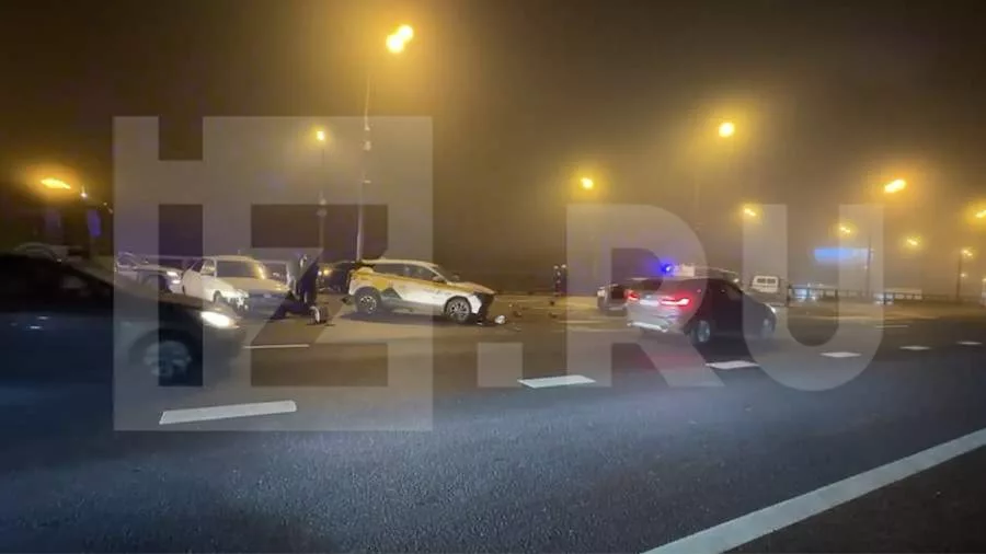 Четыре человека пострадали в ДТП с пятью автомобилями на МКАД