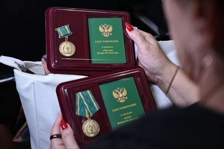 В Симферополе семьям погибших воинов вручили награды в День белых журавлей