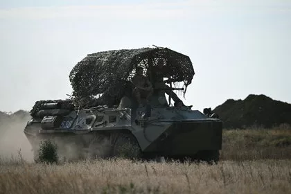 Защиту БТР-82А усилили антидроновым «шатром» и «юбкой»